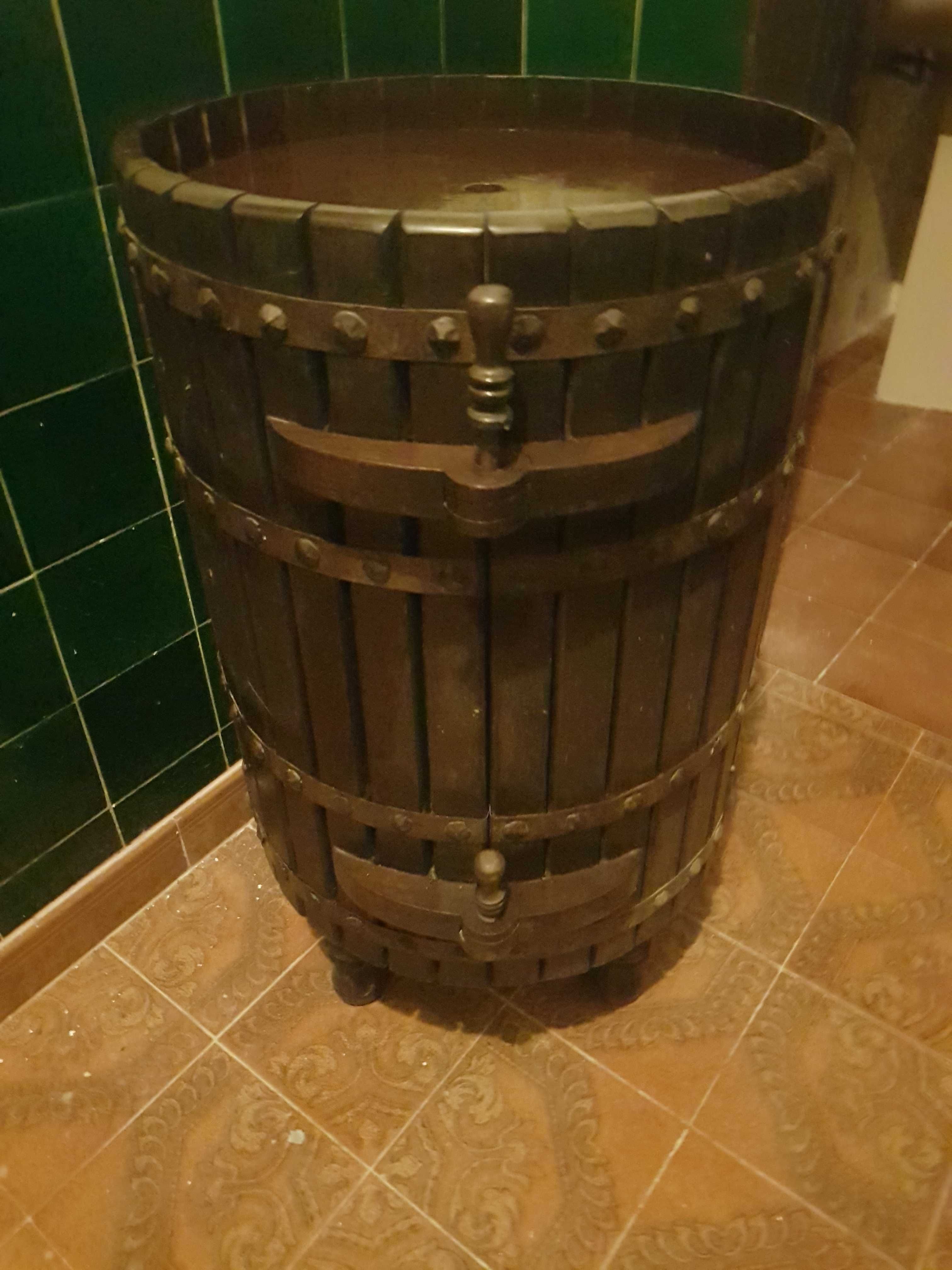 Vendo garrafeira em forma de barril