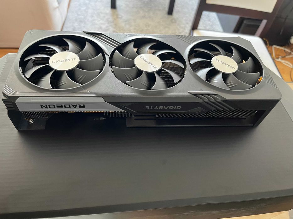 Placa Gráfica Gigabyte RX 7800 XT Gaming OC 16GB (novo com garantia)