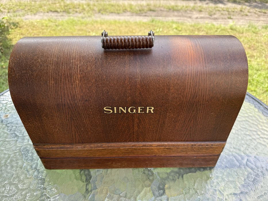 Maszyna do szycia Singer 128K z 1933 r. z oryginalną pokrywą