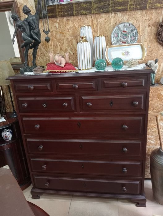 Cómoda ou camiseiro em madeira maciça