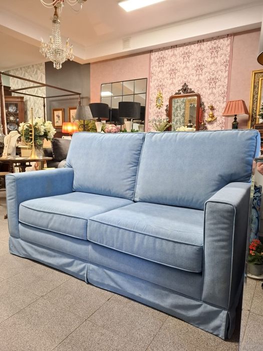 Sofá 2 Lugares em Tecido Azul. Conforto e Elegância.