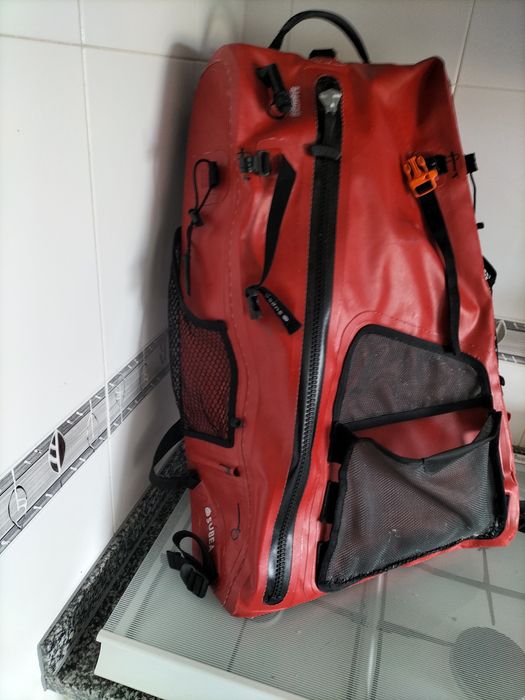 Boia e mala de caça submarina