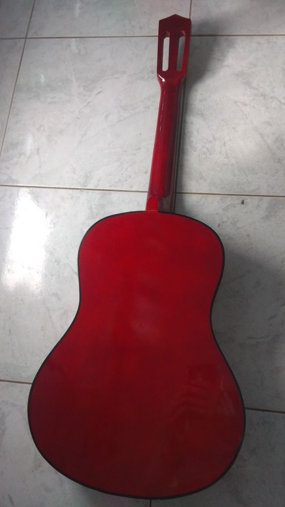 Viola estragada para enfeitar apenas