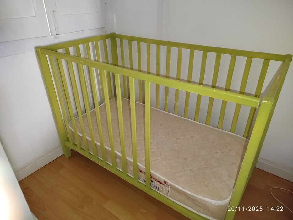 Berço de madeira - foi pintado de verde + colchão