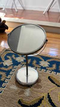 Espelho metálico rotativo com ampliação
