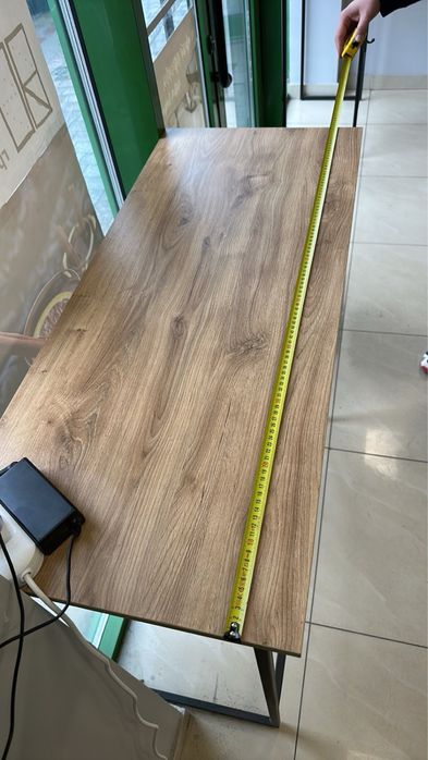 Продаєця два столи