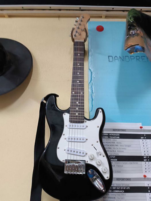 GUITARRA ROCHESTER, tipo Strato 100/% funcional