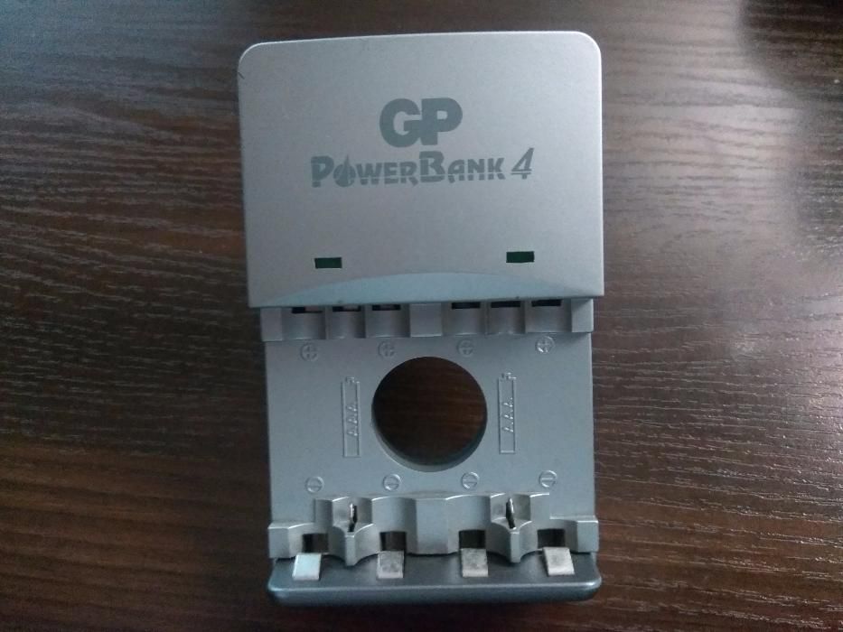 Зарядное устройство для NiMH аккумуляторов GP PowerBank 4 (GPPB20GS)