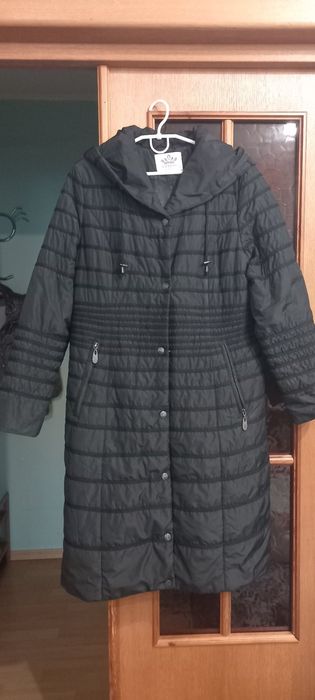 Демисезонное,чёрное,длина 105см,46 размер.