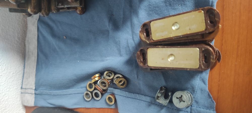 Conjunto de peças metálicas, dobradiças etc