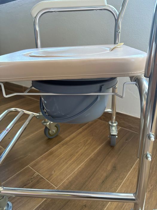 Cadeira de Banho Geriatrica Sanitária com Pés Dobráveis