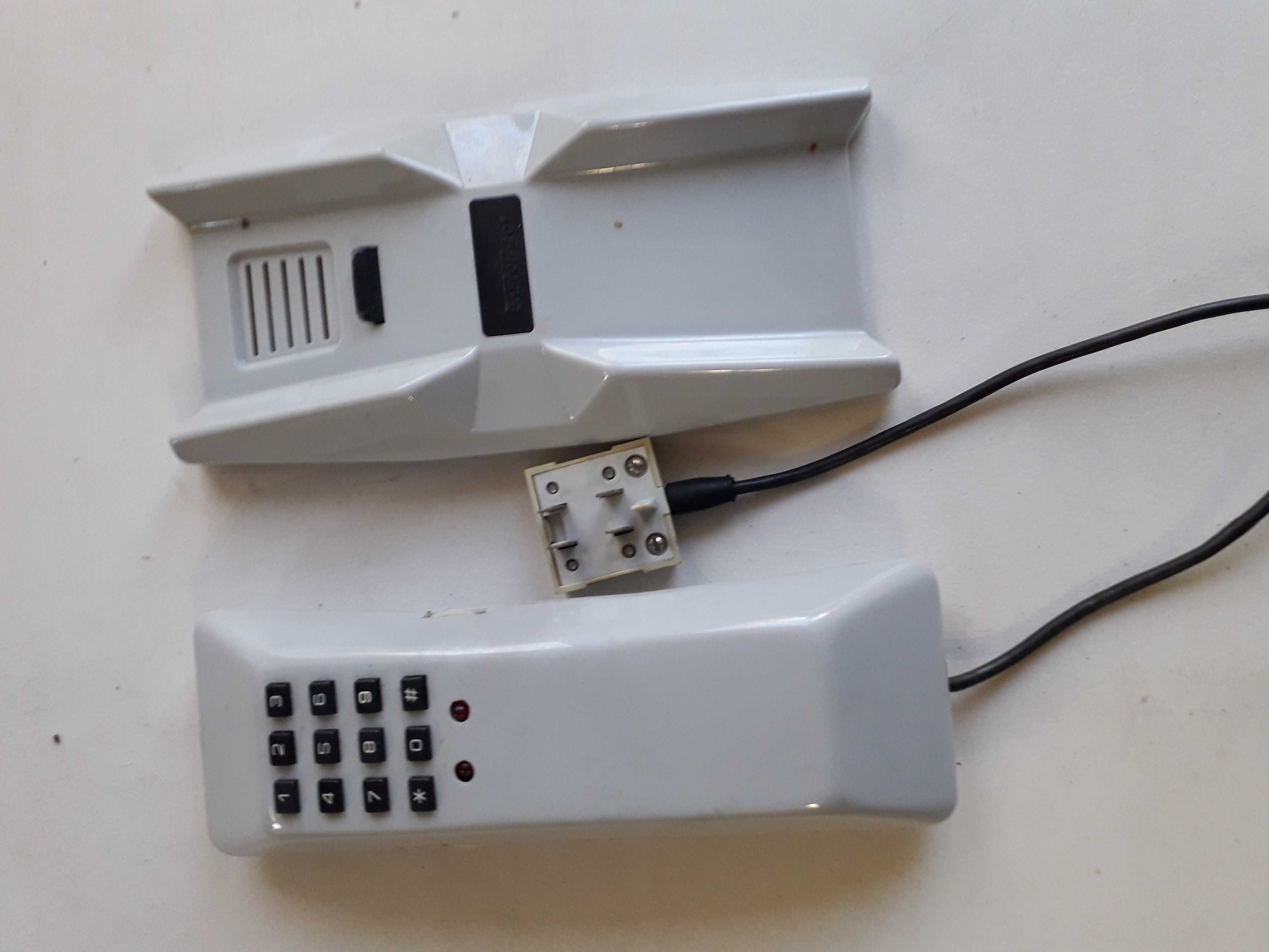 Aparat telefoniczny, analogowy, z klawiaturą, z szarego plastiku