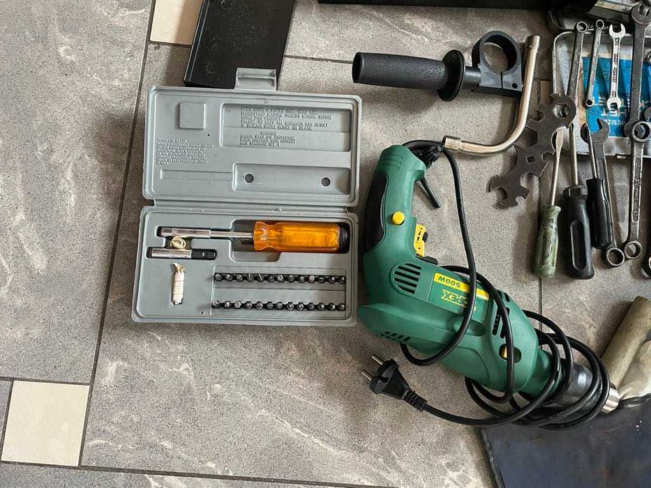 Narzędzia, wiertarki 3 szt., lutownice 2 szt, podnośnik samochodowy