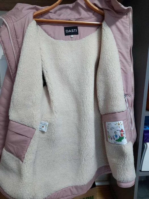 Стильна жіноча парка  українського бренду у ніжному кольорі пудра.