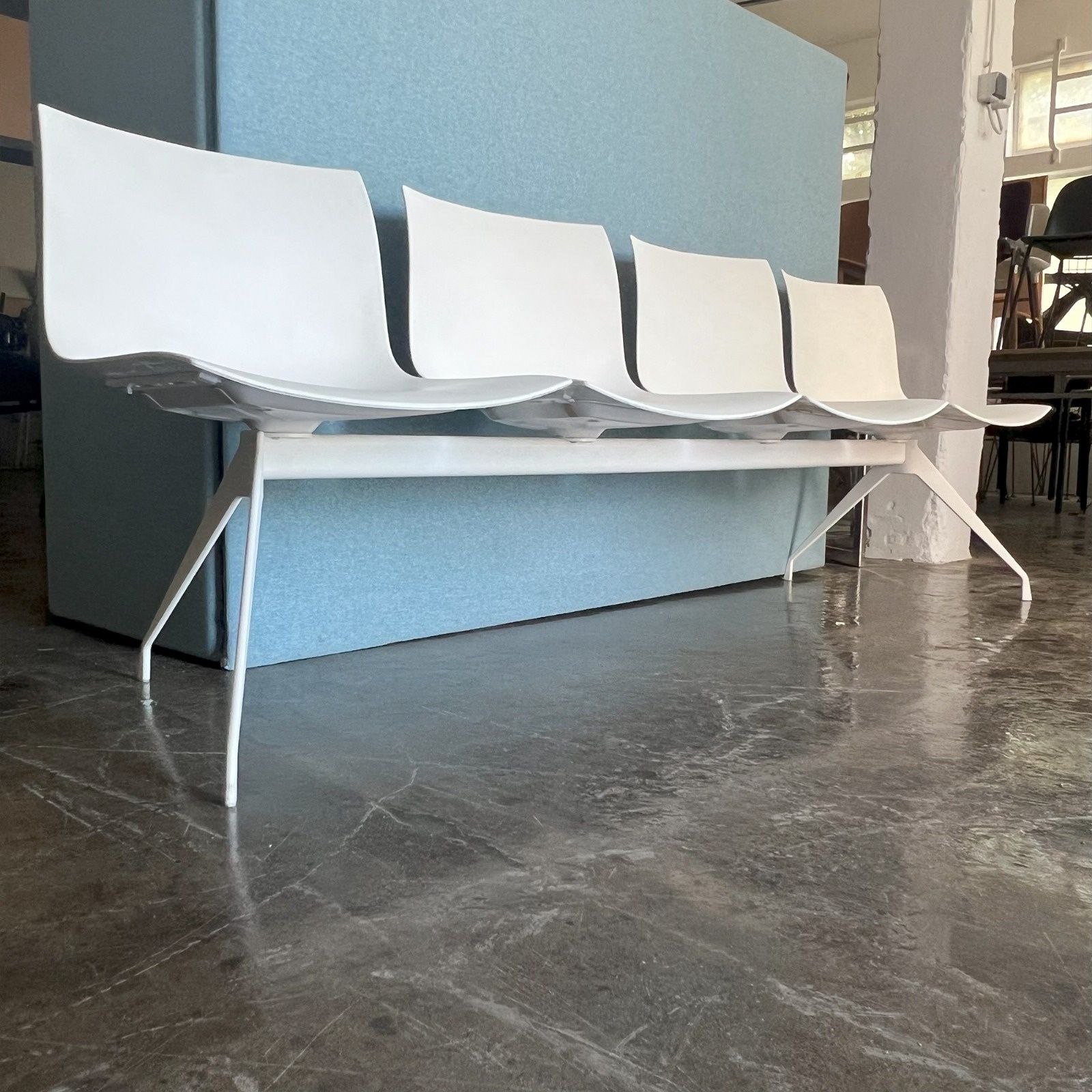 Cadeira recepção 4 lugares modelo catifa 53 da Arper