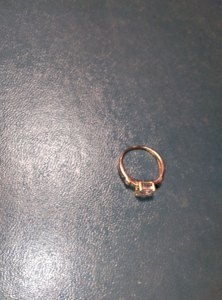 Кольцо  золотое 585 цена 2000 за грамм.