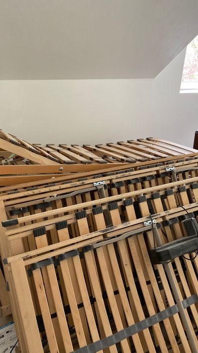 Stelaże pod materac – regulowane, elektryczne i manualne