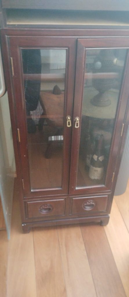 Vitrine de pau rosa com duas portas de vidro e duas gavetas