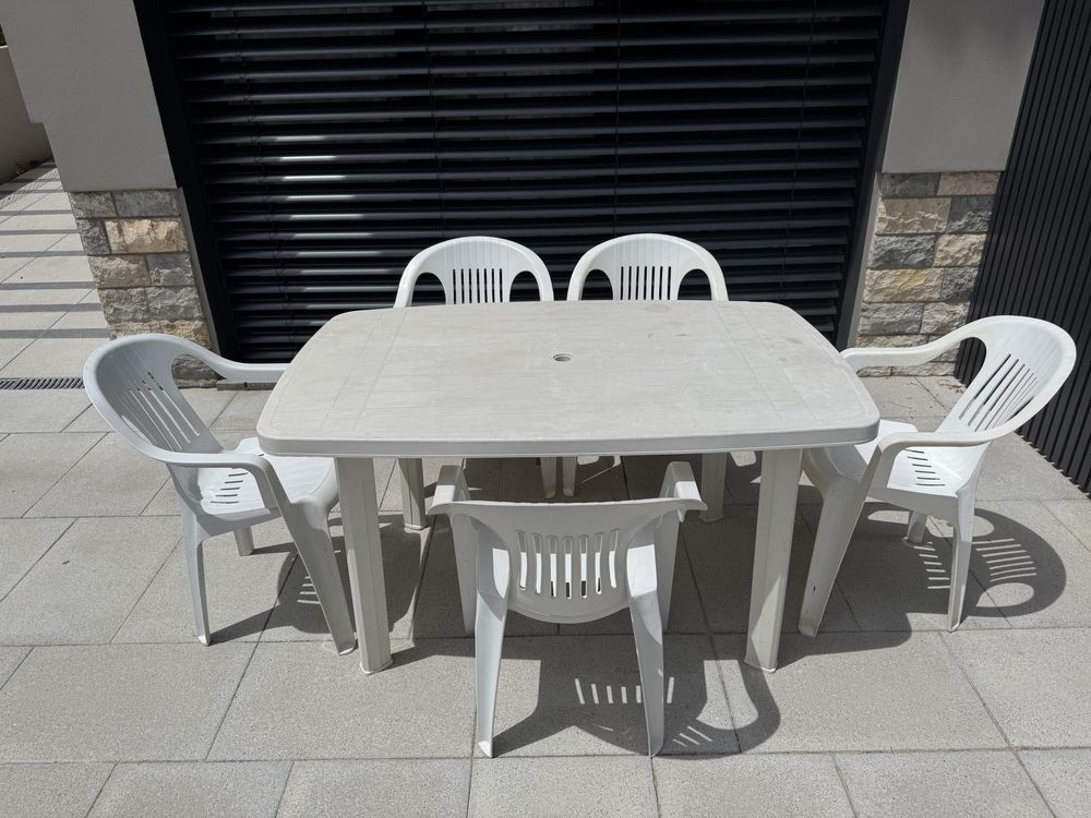 Conjunto de Mesa e Cadeiras de Jardim em Plástico