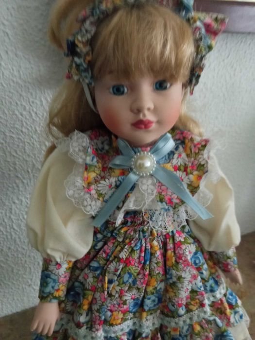 Linda boneca de porcelana