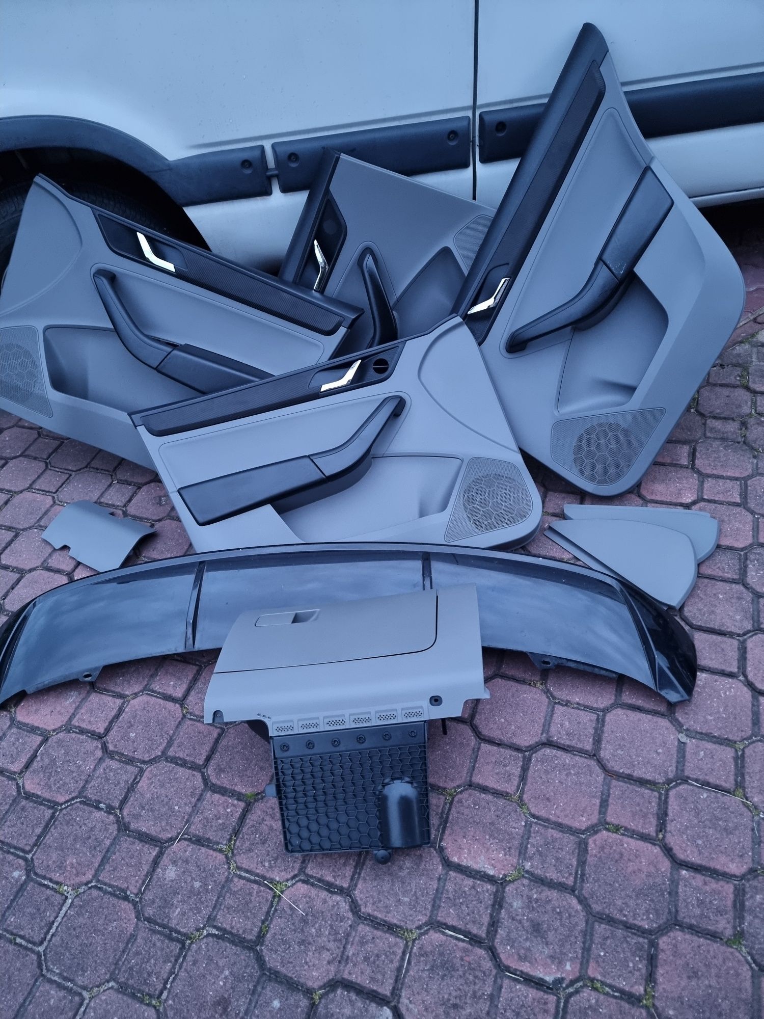 Cały kpl boczków Skoda rapid
