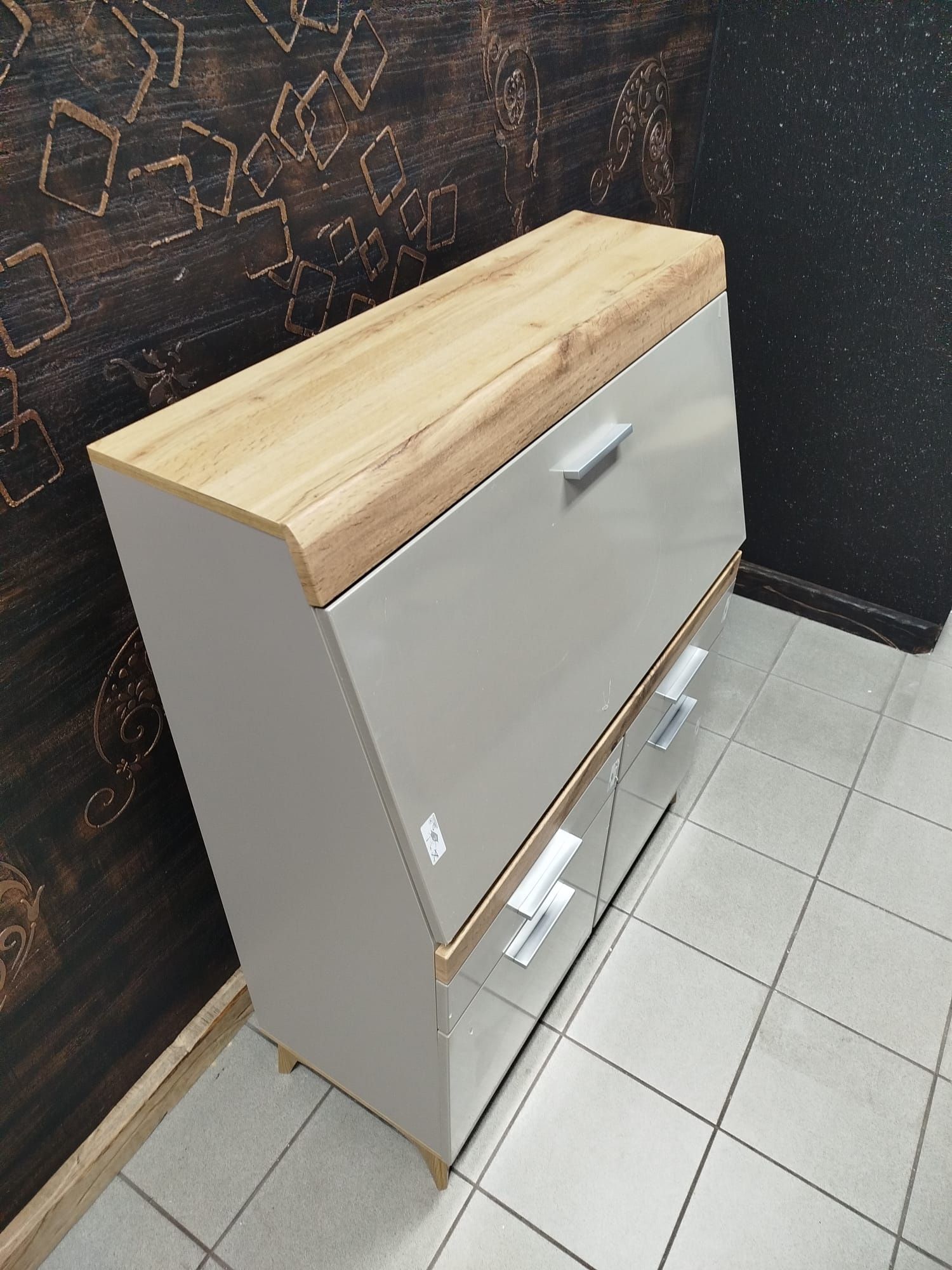 Sekretarzyk Latille – stylowy mebel