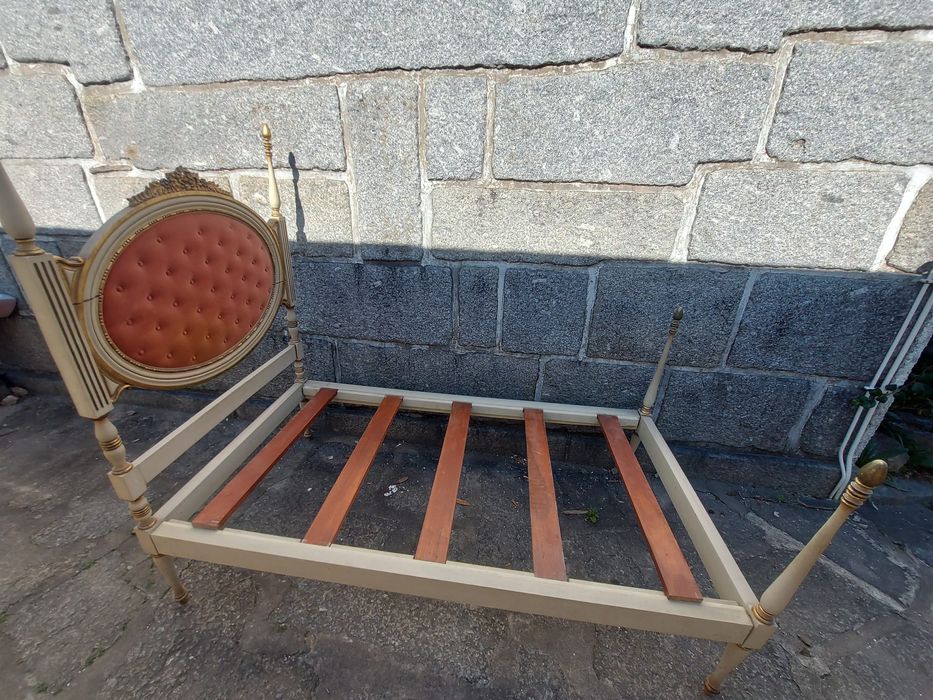 2x Camas de Solteiro Vintage c/ Capitonê + Cadeira | Estilo Clássico