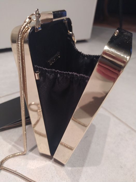 Czarna torebka MOHITO na łańcuszku