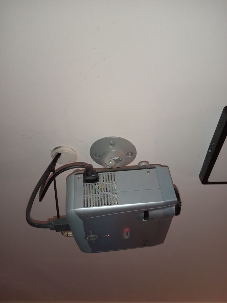 Projektor nobo bez pilota