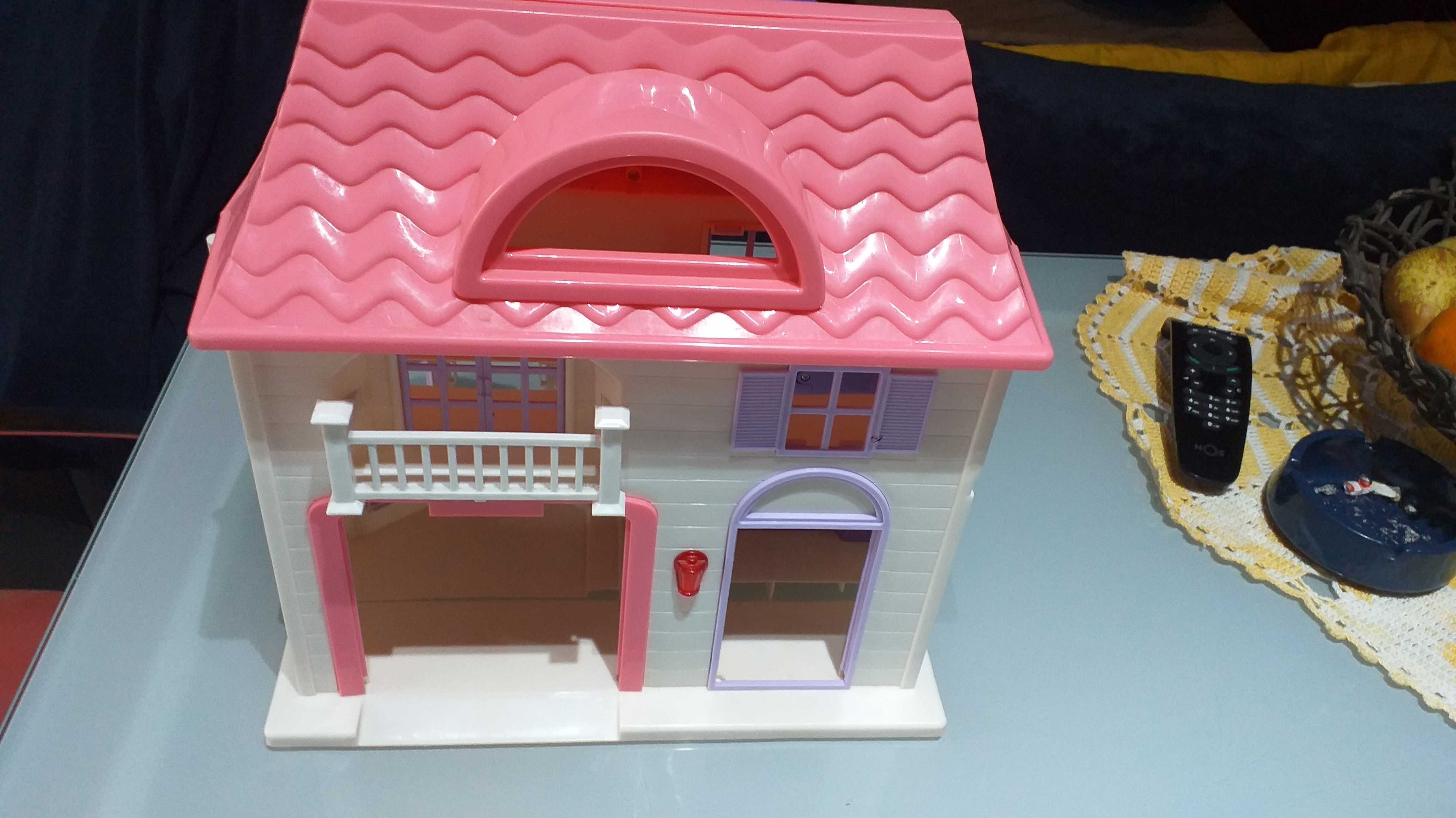 2 casas de brincar 1 delas Playmobil em bom estado