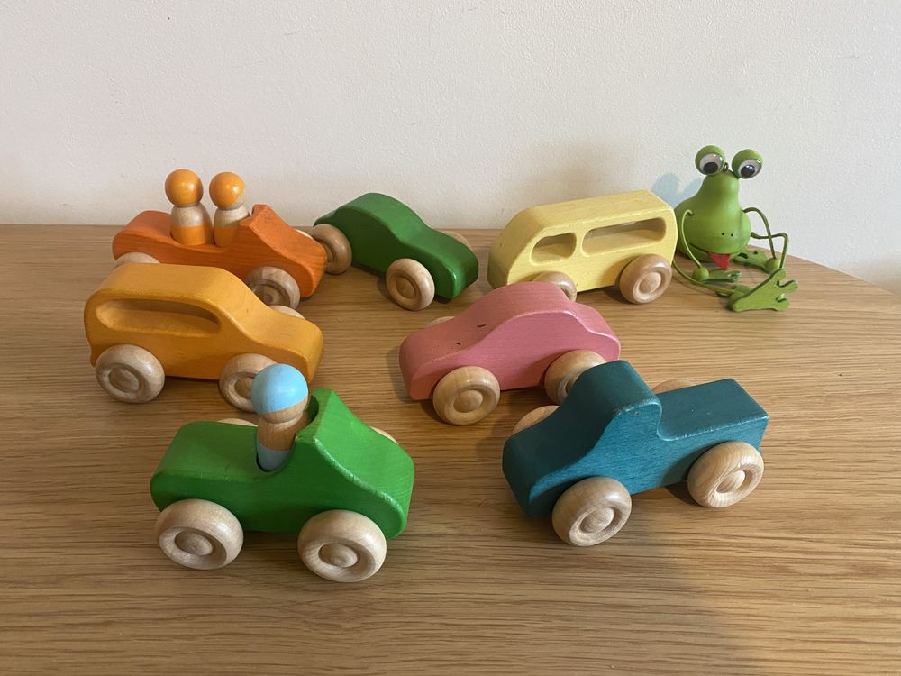 Auta z drewna w stylu Grimms Montessori