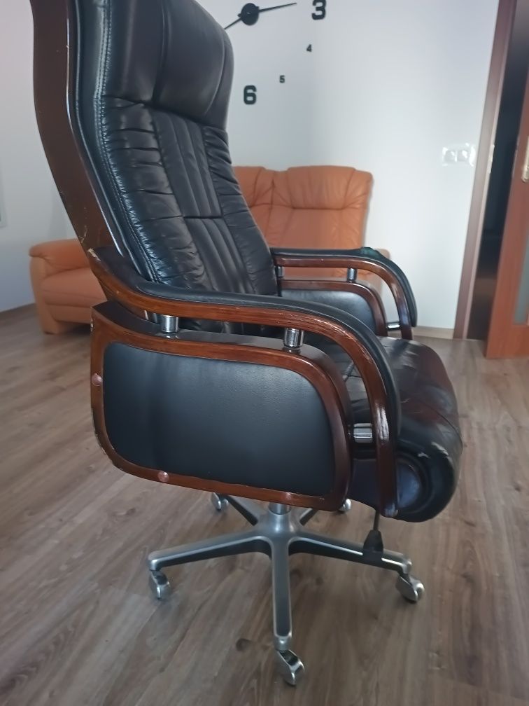Fotel biurowy z elementami drewna