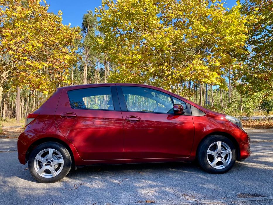 Toyota Yaris bordeaux