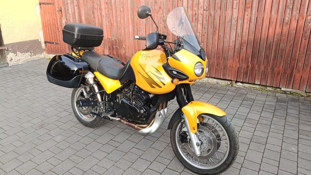 Triumph Tiger 885i z kuframi