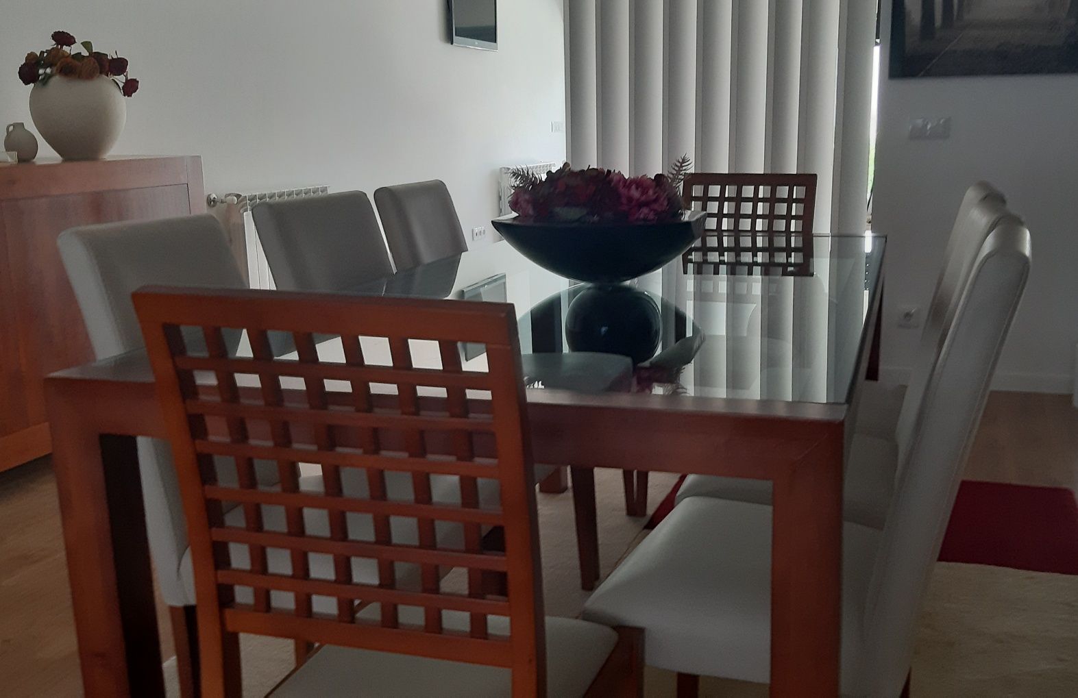 Mesa de sala com 8 cadeiras