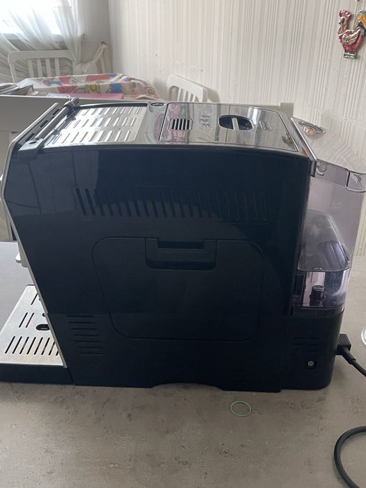 Кавомашина з капучінатором Delonghi