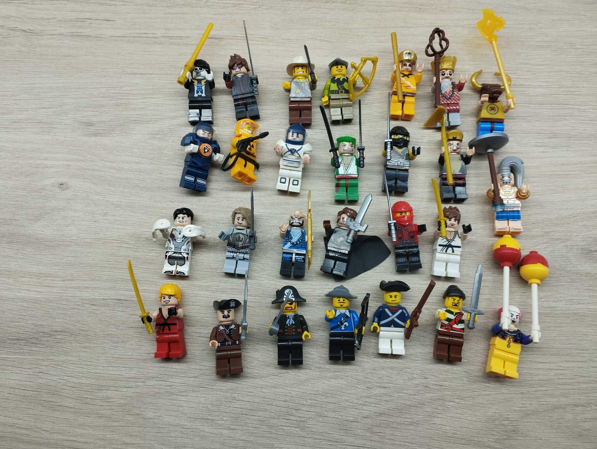 Varias figuras lego