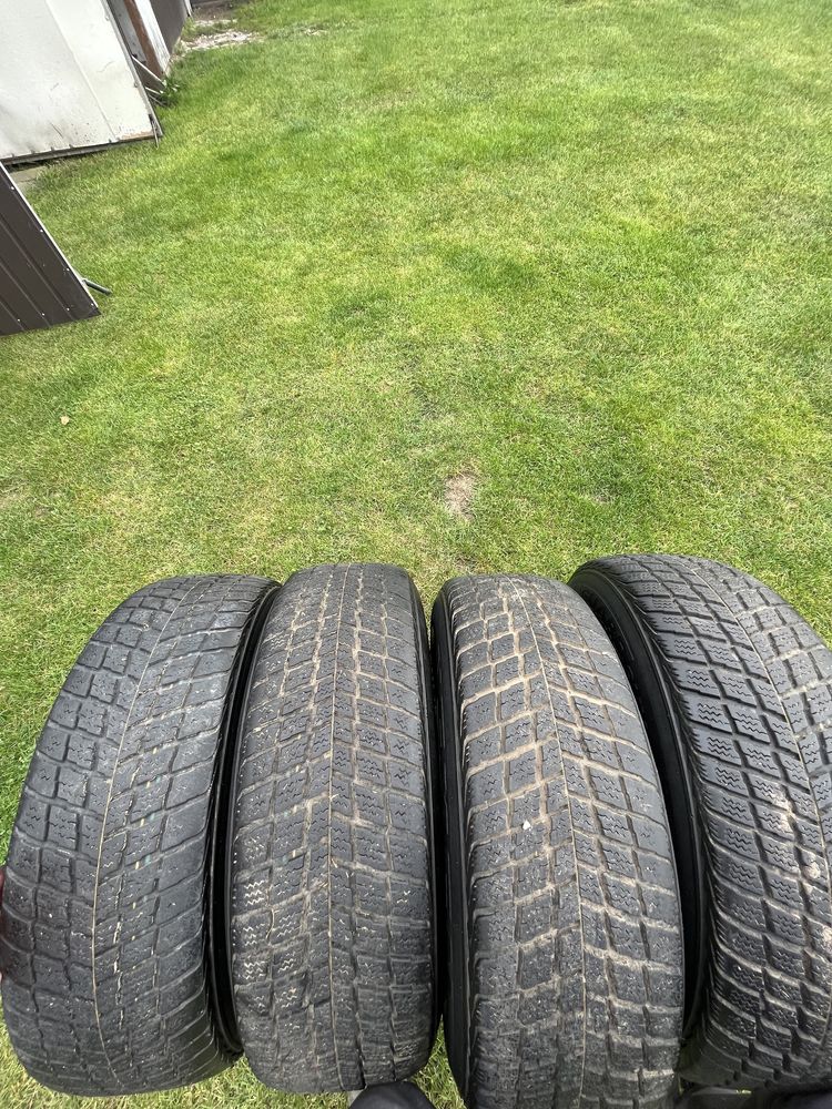 Opony zimowe 235/65/17 r17 nexen