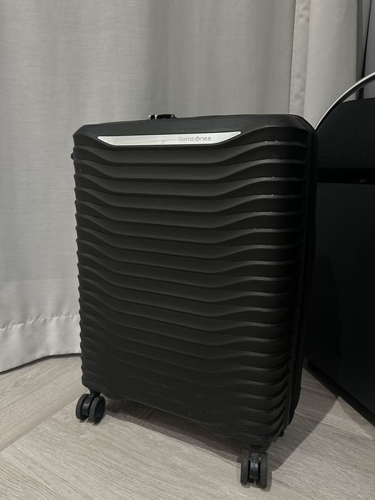 Walizka kabinowa czarna Samsonite Upscape Spinner 55/20 z portami USB