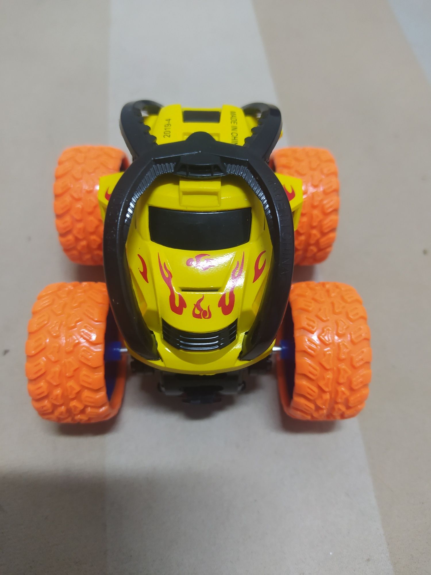 Samochód pomarańczowo/zolty