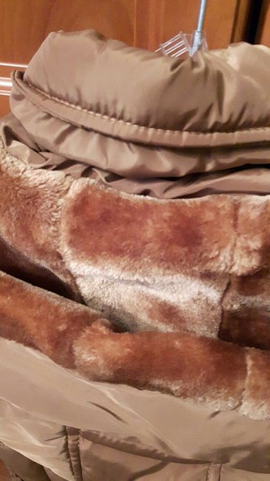 Ciepła kurtka z kapturem.