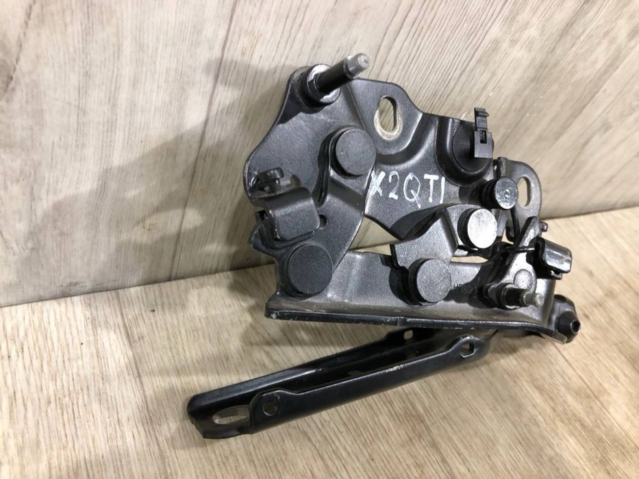 Петля капота левая Audi A3 (2012-2020 г.) кріплення капоту 8V0823301