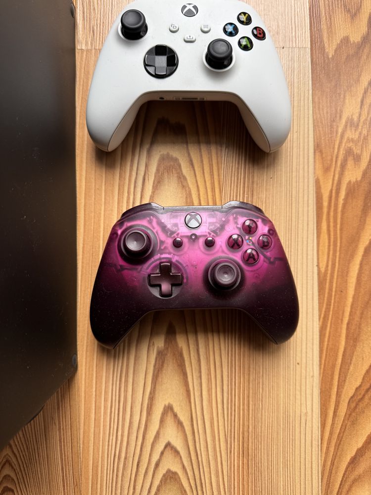 Xbox series x 1tb + 2 pady