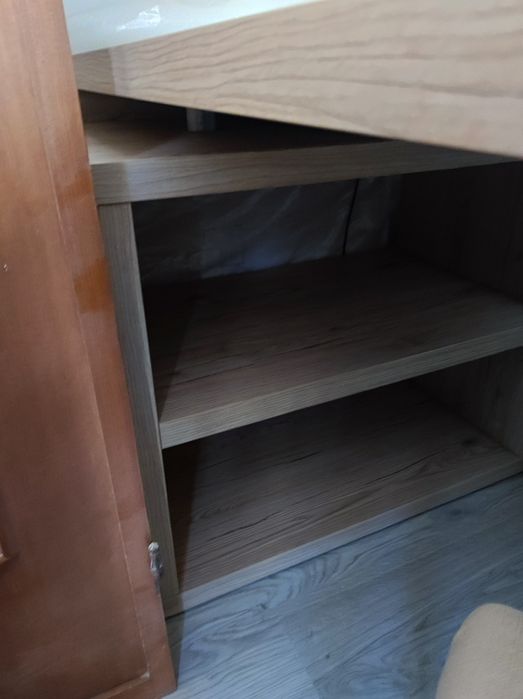 Secretaria em L com gavetas e prateleiras