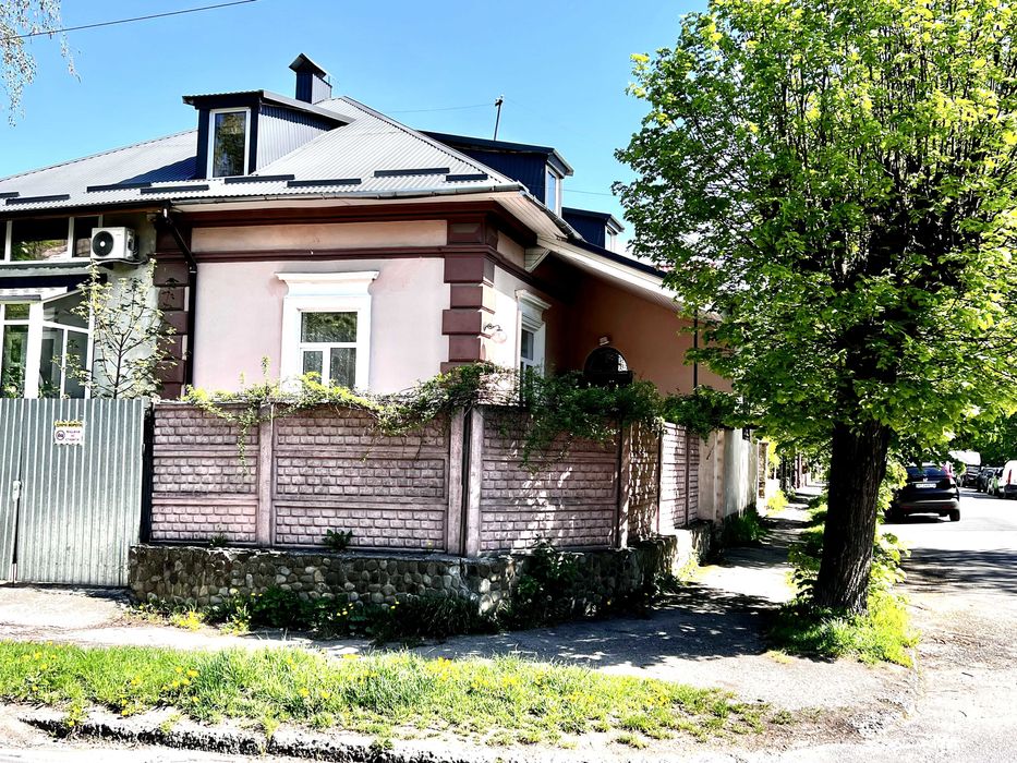 Напів-особняк в престижній центральній локації. Без тварин.