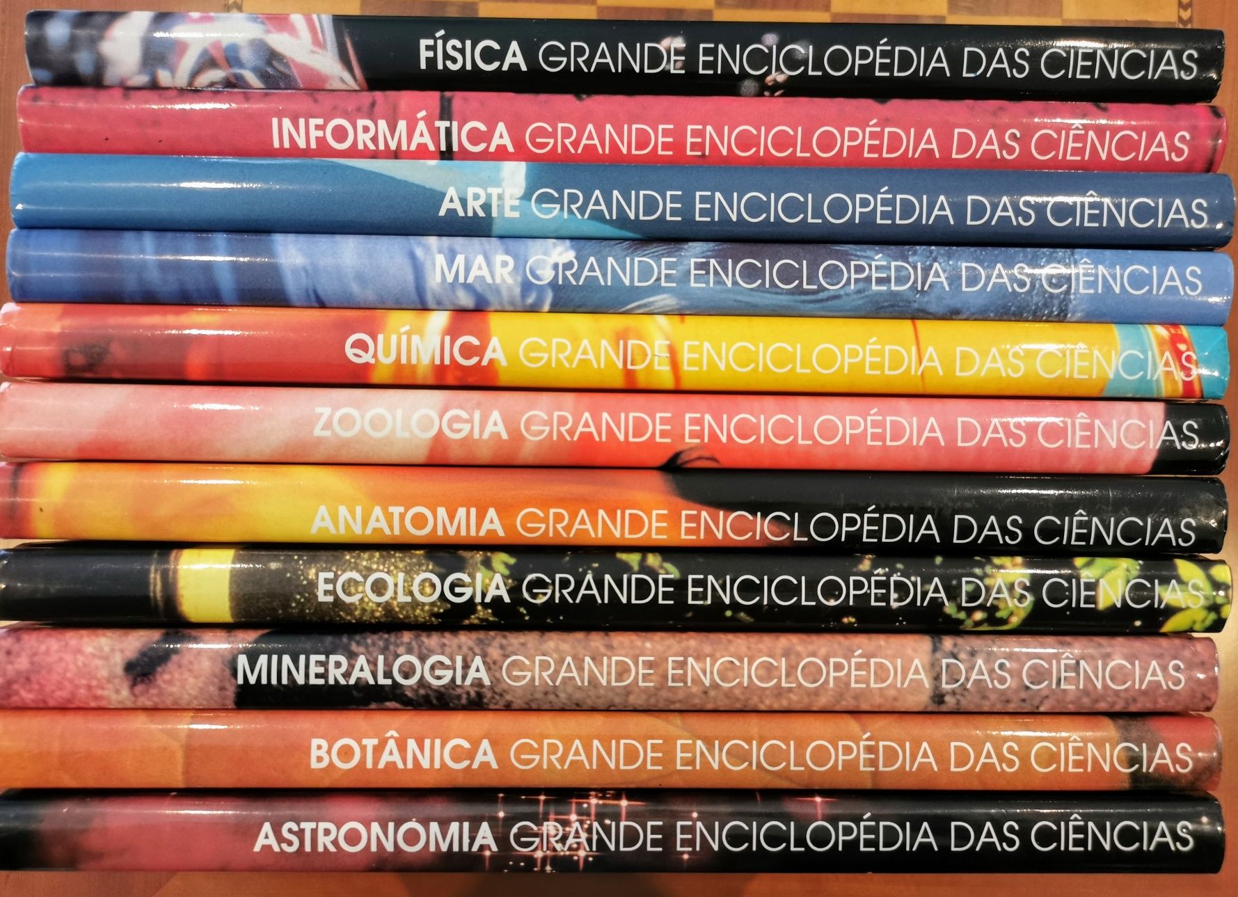 Vendo enciclopedia das ciencias.