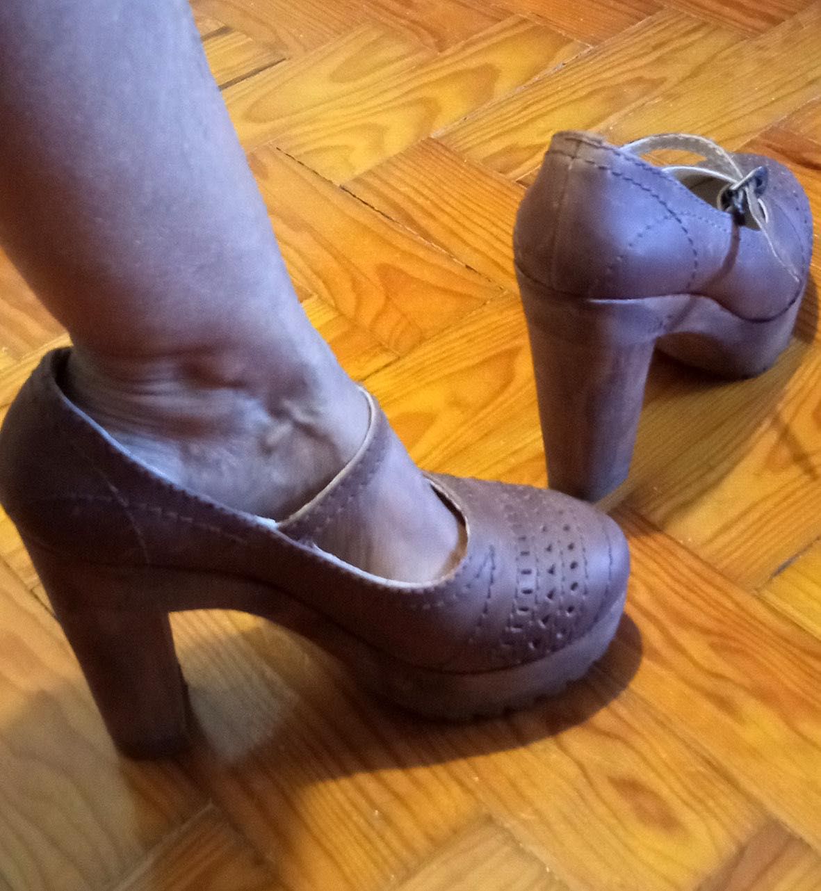 Elegantes Sapatos XUZ em couro e madeira