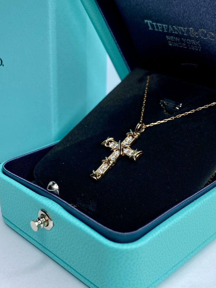 Підвіска хрестик з діамантами в стилі Tiffany.