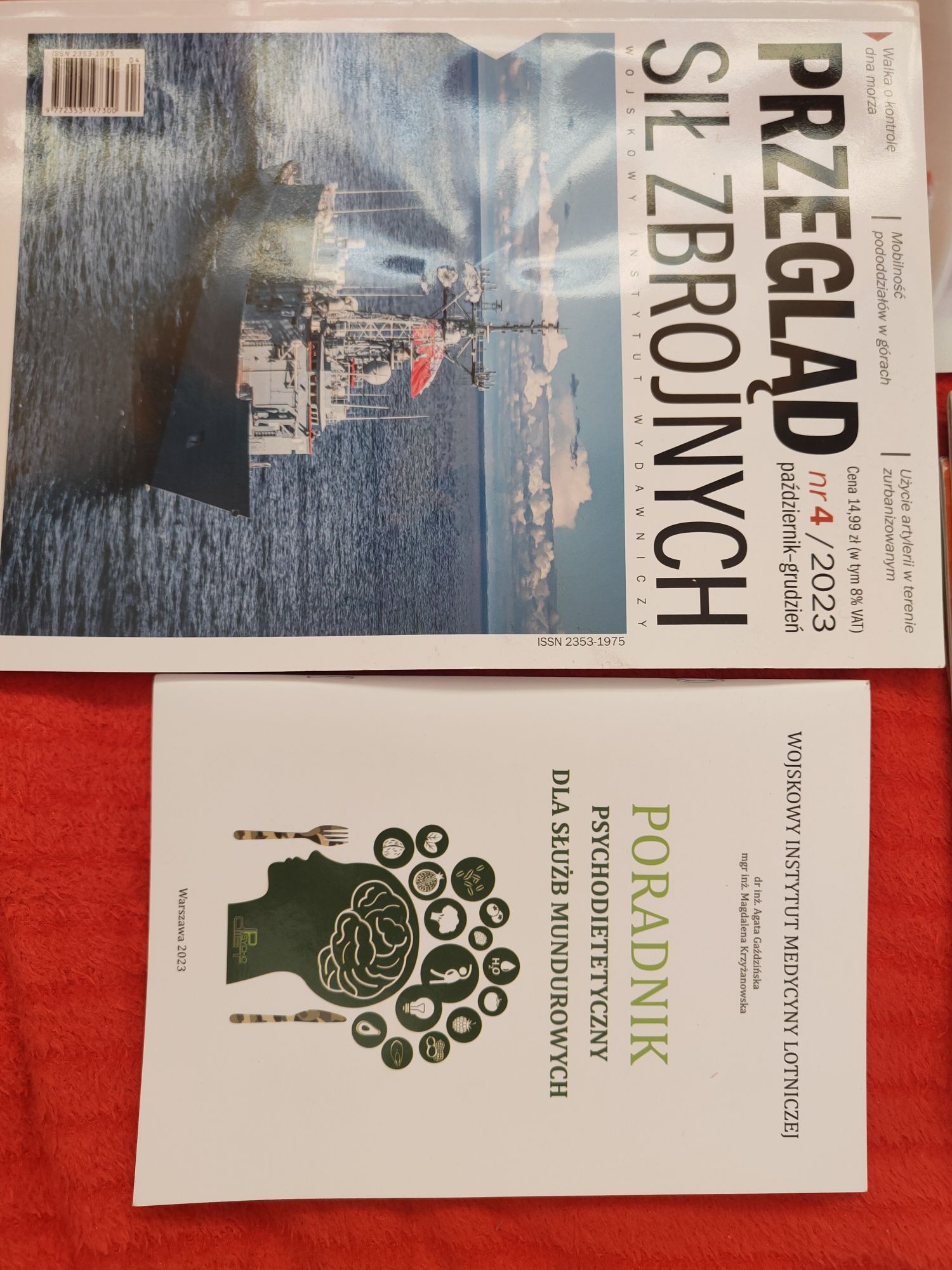 Wojskowa gazeta i broszura