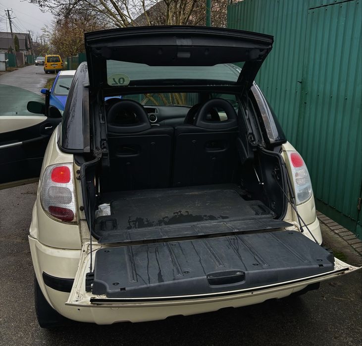 Продам автомобіль який точно привертає увагу на дорозі!